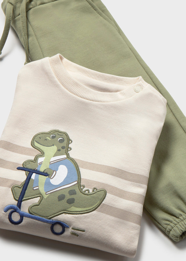 Dettaglio felpa neonato Mayoral con dinosauro e pantalone verde salvia