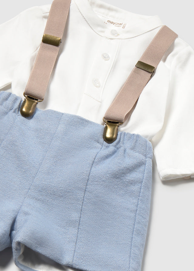 Completo neonato Mayoral con camicia bianca e pantaloncino azzurro cobretelle