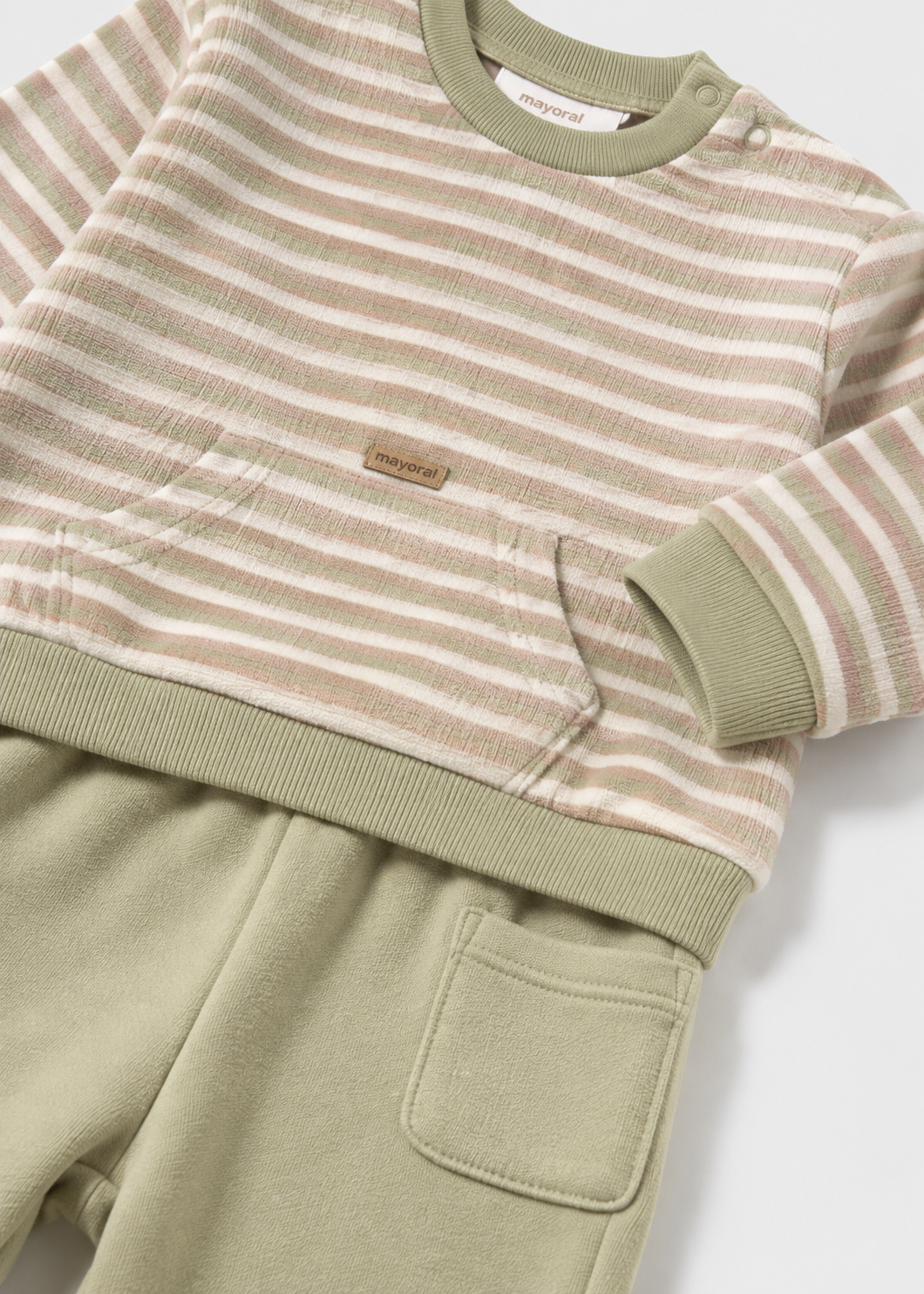 Dettaglio completo neonato Mayoral con felpa a righe verde e pantalone verde salvia