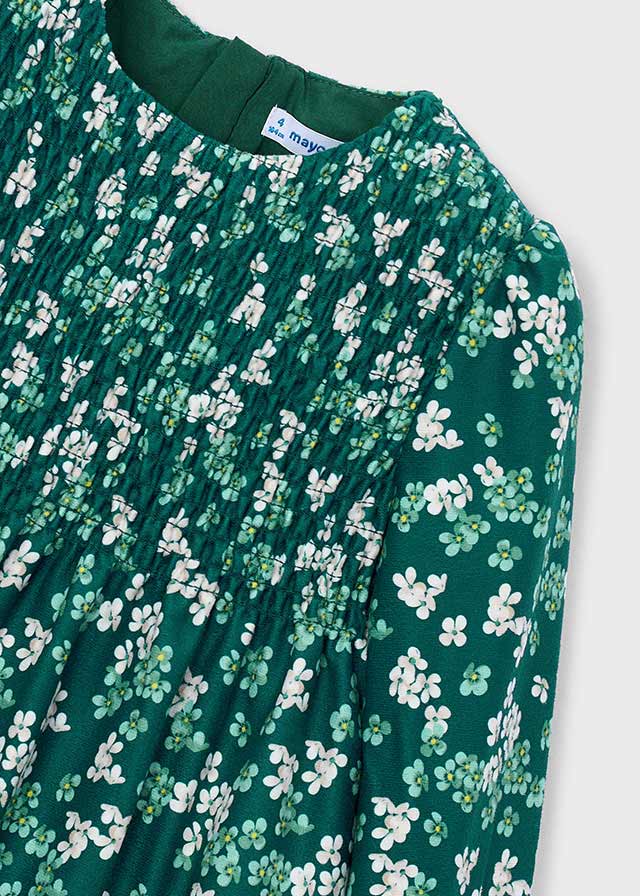 Dettaglio del corpetto arricciato e della fantasia floreale del vestito Mayoral verde