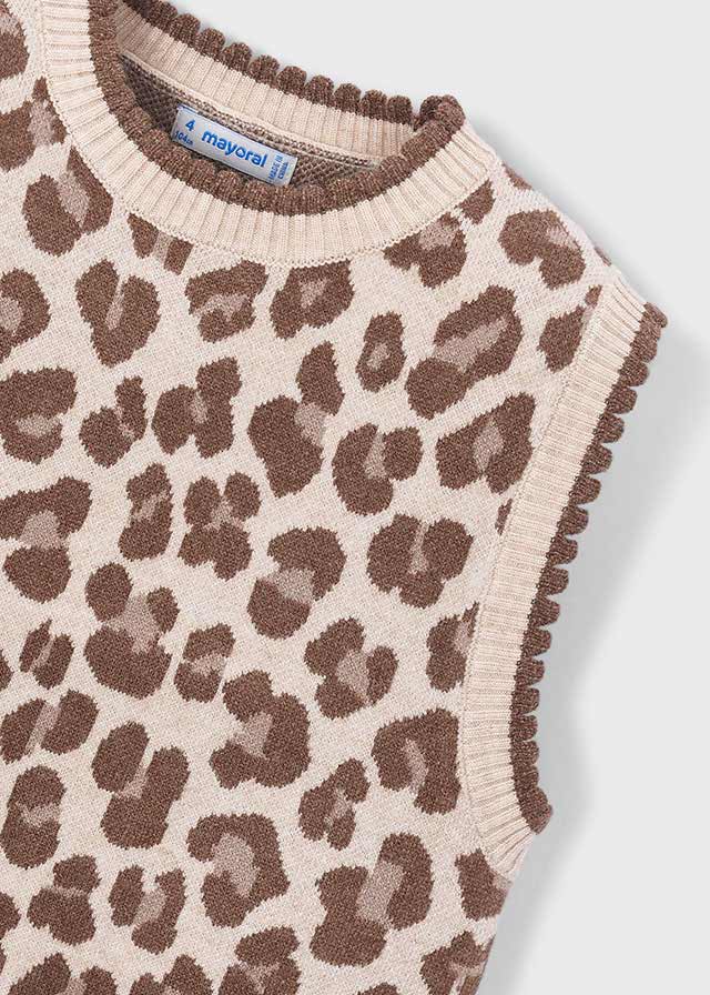 Dettaglio del gilet bambina Mayoral con fantasia animalier e bordi a coste