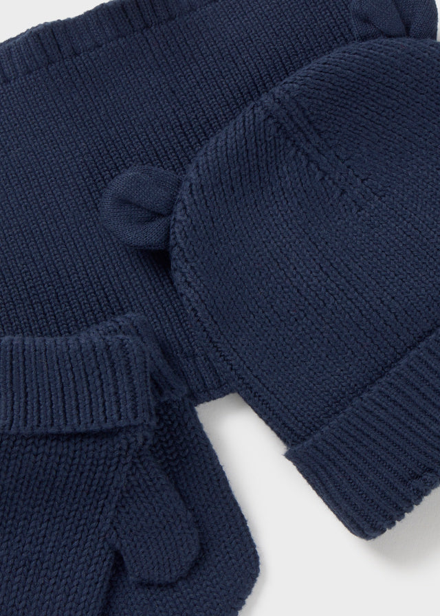 Dettaglio del set Mayoral neonato in maglia blu navy con berretto e manopole