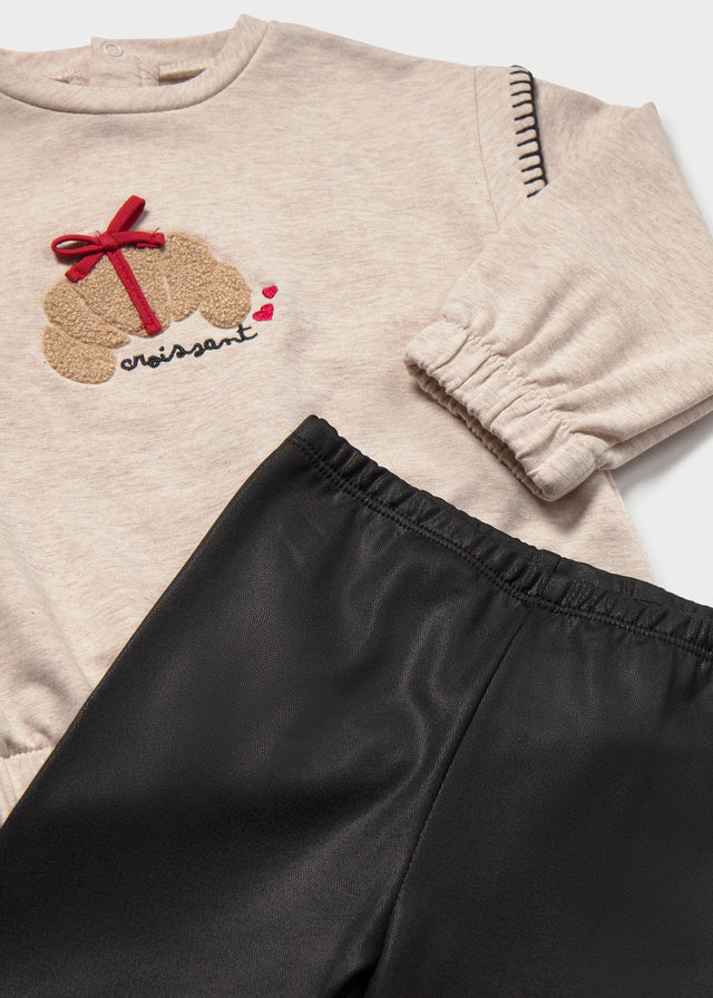 Dettaglio felpa neonata beige con orsetto e fiocco rosso e leggings neri Mayoral