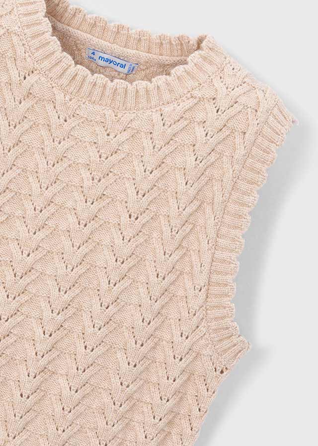 Dettaglio lavorazione a treccia del gilet bambina Mayoral beige