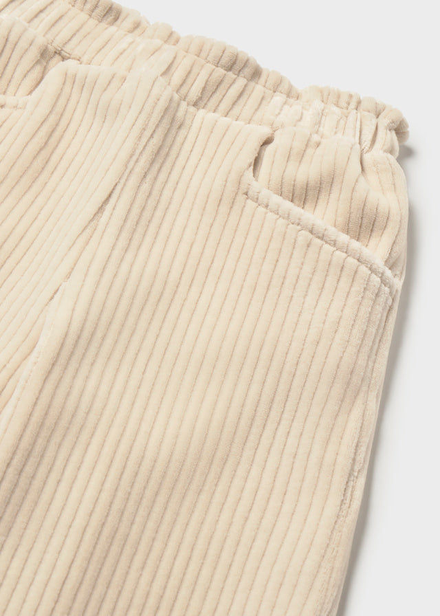 Dettaglio pantalone neonata Mayoral in microvelluto a coste beige con vita elasticizzata e tasca