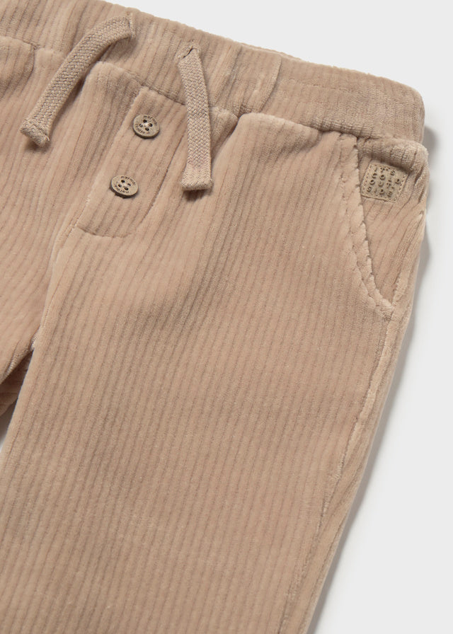 Dettaglio pantalone neonato Mayoral in velluto a coste beige con tasca e coulisse