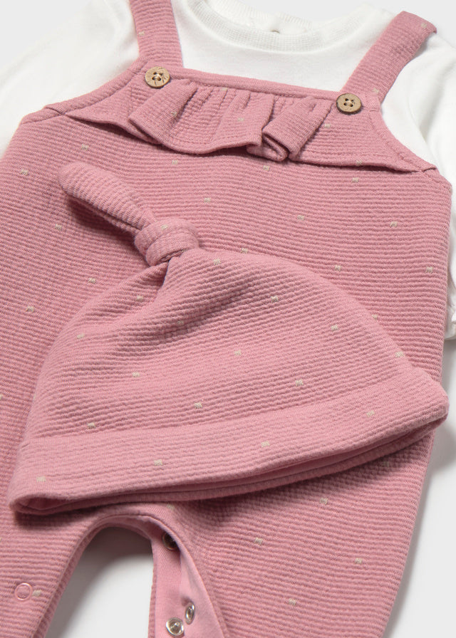 Dettaglio salopette neonata Mayoral in maglia rosa con balza e bottoni