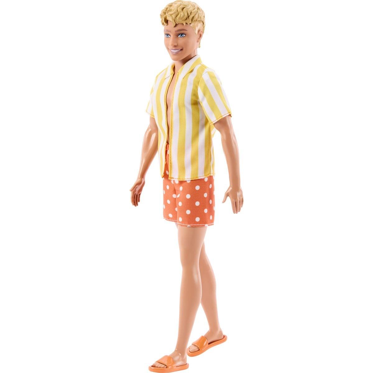 Ken Barbie Fashionistas con capelli biondi stile mullet e outfit estivo colorato.