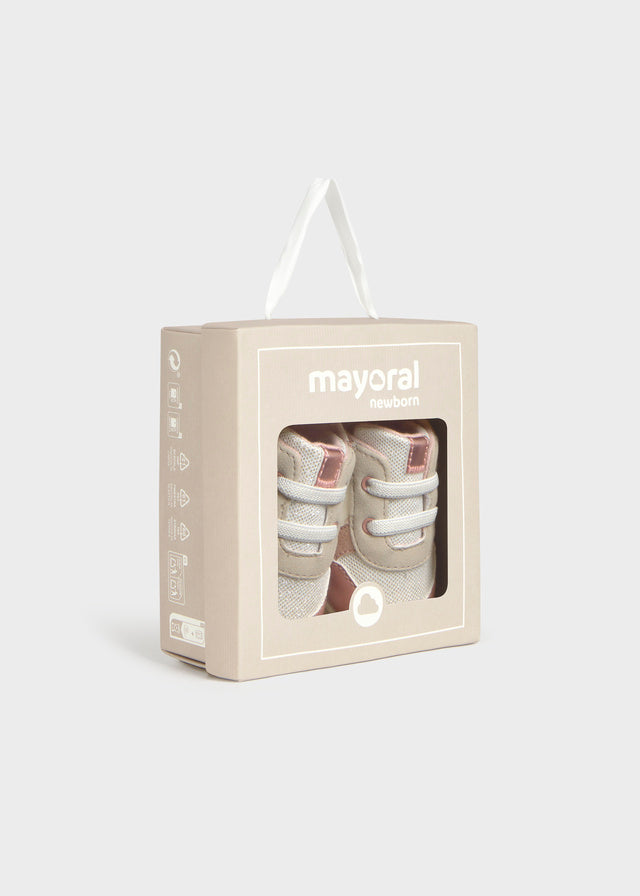 Scarpine Mayoral Newborn rosa nude nella confezione regalo