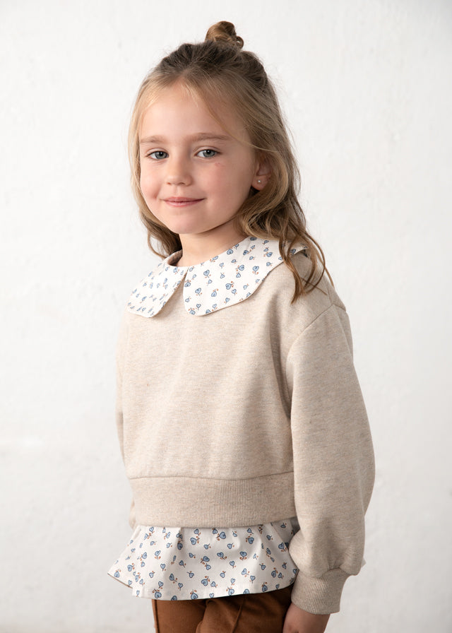 Bambina con completo Mayoral beige con colletto floreale e pantalone marrone