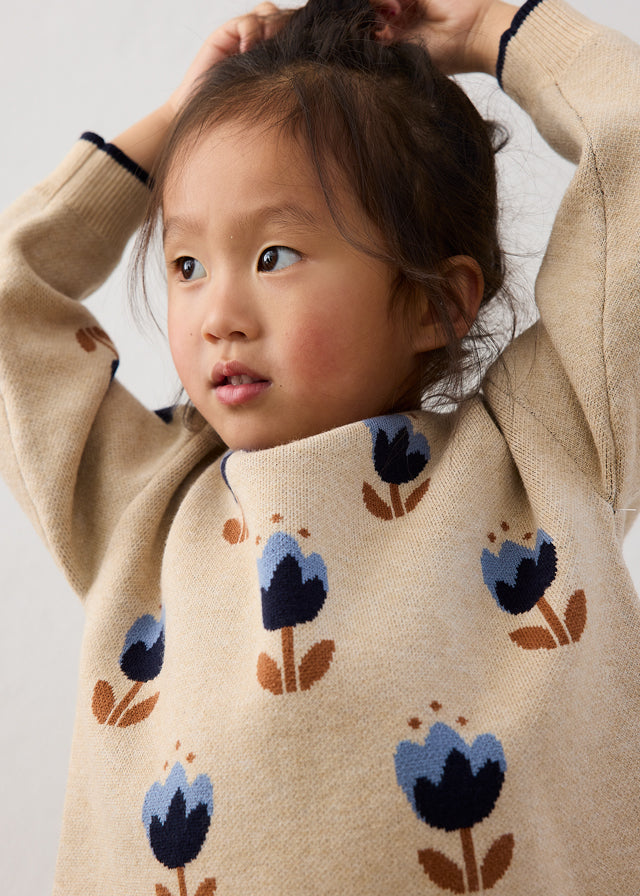 Bambina con completo Mayoral beige e blu navy con maglioncino floreale