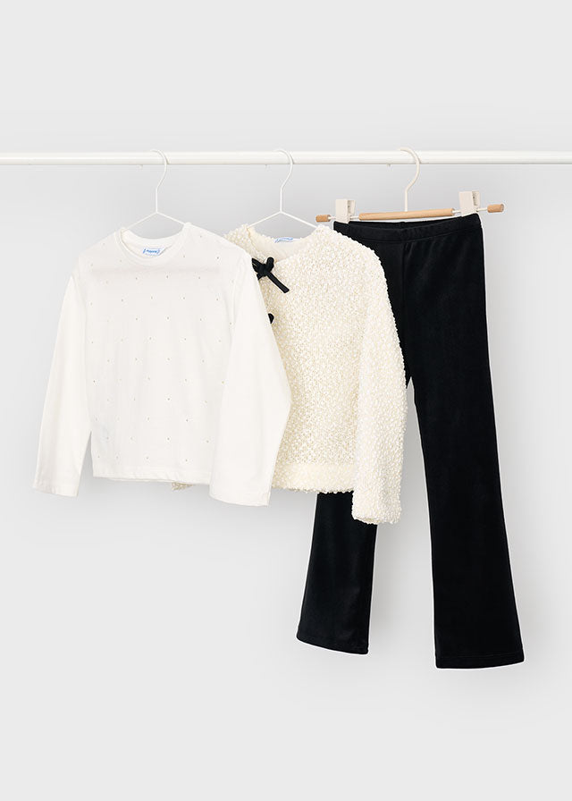 Bambina con completo Mayoral elegante composto da cardigan avorio, maglia bianca e leggings neri