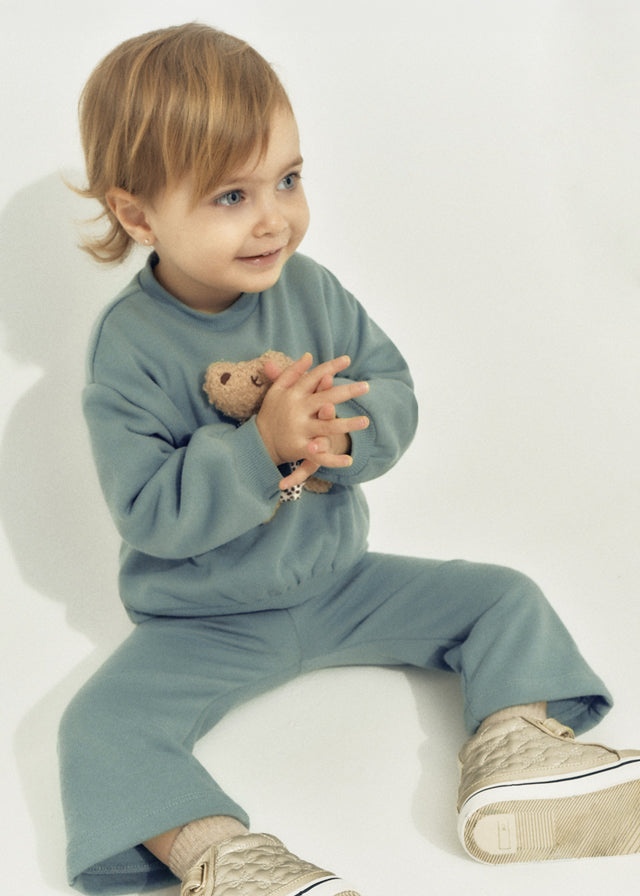 Bambina con completo Mayoral verde acqua 2 pezzi con felpa con orsetto e pantalone coordinato
