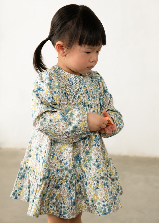 Bambina con vestito Mayoral in velluto floreale verde acqua e écru