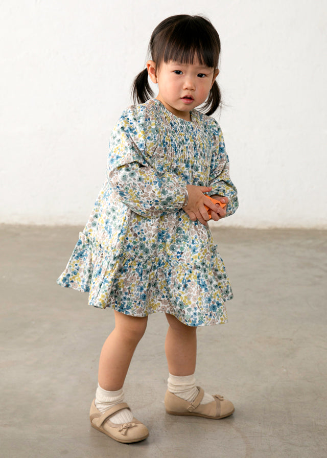 Bambina con vestito Mayoral neonata in velluto con fantasia floreale