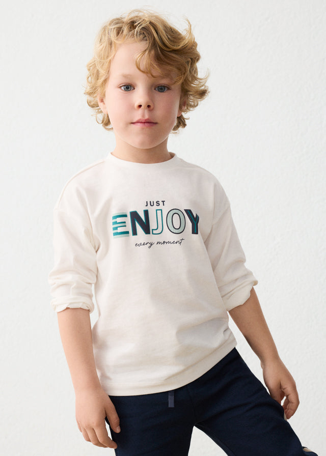 Bambino con maglia Mayoral bianca a manica lunga con stampa Enjoy