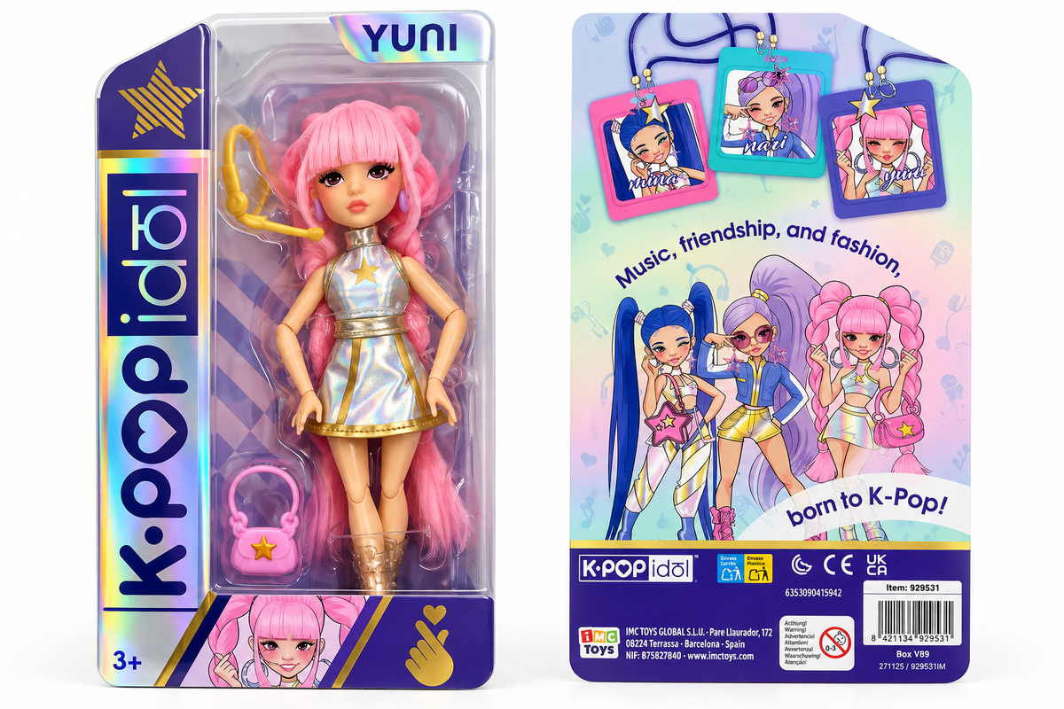 Bambola K-Pop Idol Yuni IMC Toys nella confezione, con capelli rosa intrecciati, outfit argentato iridescente e borsetta rosa.
