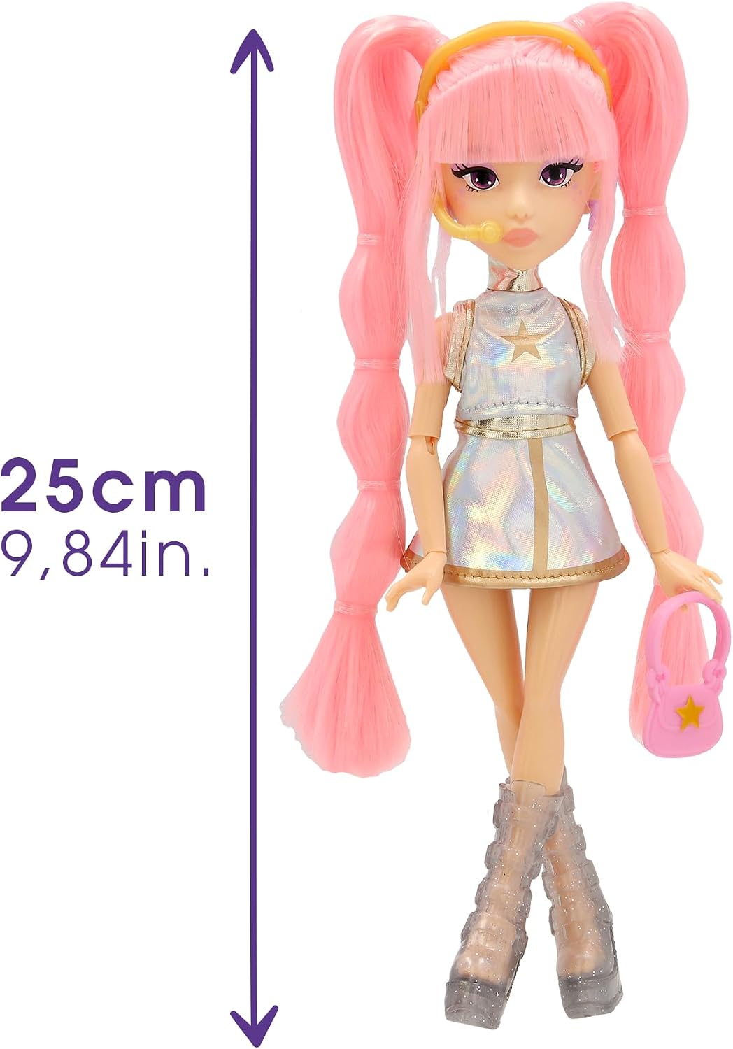 Bambola K-Pop Idol Yuni IMC Toys nella confezione, con capelli rosa intrecciati, outfit argentato iridescente e borsetta rosa.