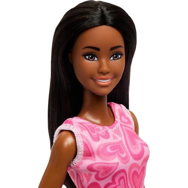 Barbie Fashion con capelli neri e vestito corto rosa decorato con cuori.
