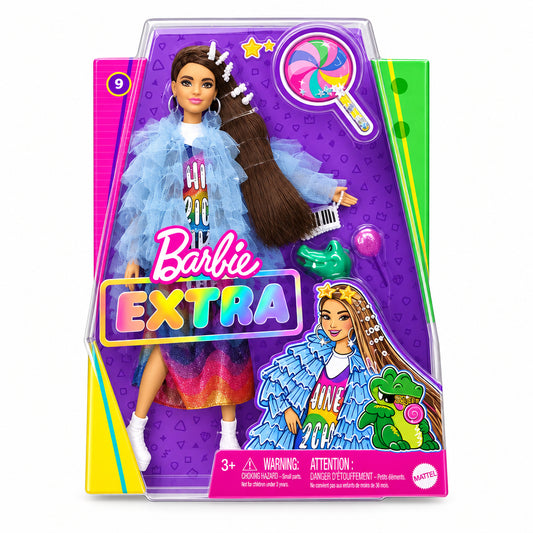 Barbie Extra n. 9 GYJ78 con capelli castani, vestito arcobaleno e giacca azzurra.