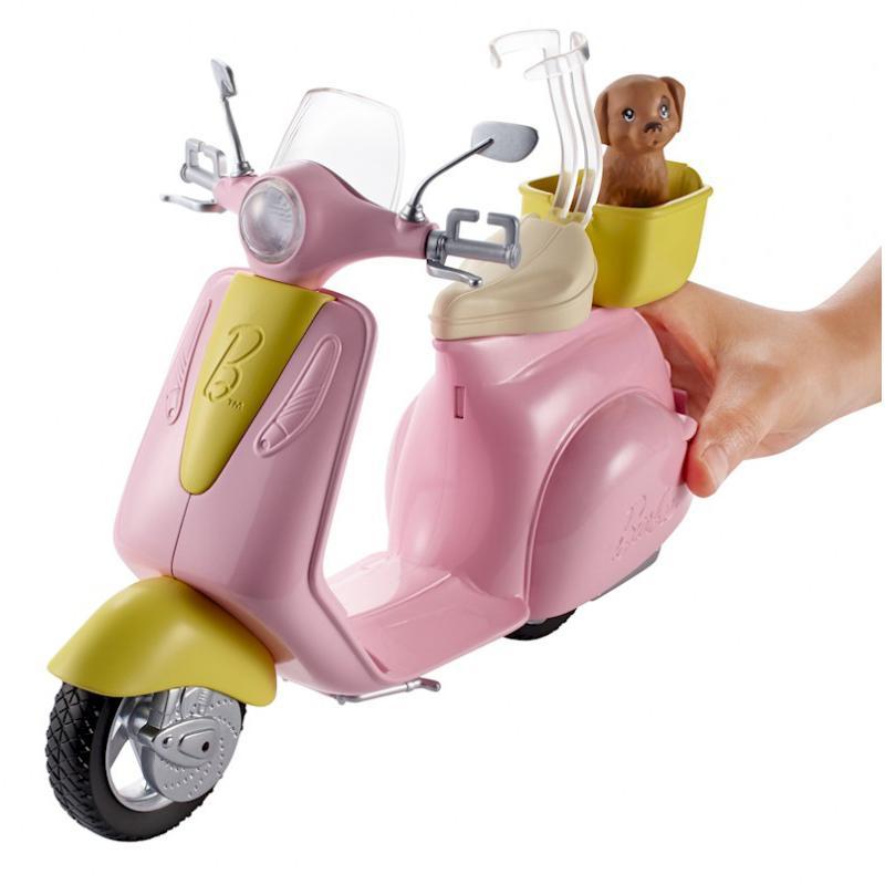 Barbie scooter rosa e giallo con dettagli argentati e cestino per il cagnolino.