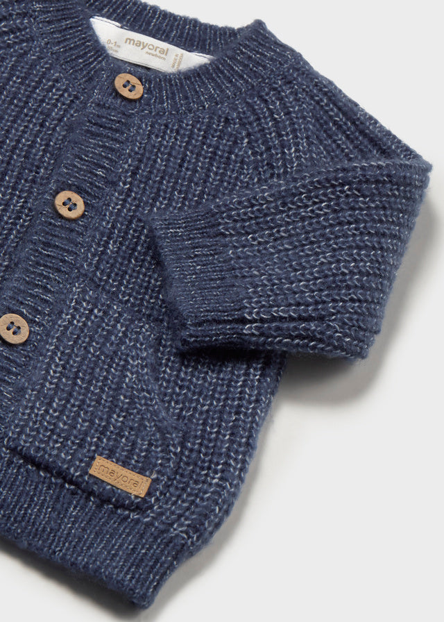 Cardigan neonato dettaglio Mayoral in maglia blu indaco con bottoni e tasche