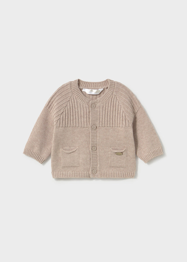 Cardigan neonato Mayoral in maglia color moka con collo tondo e tasche