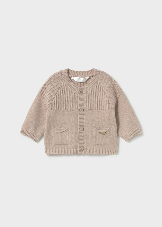 Cardigan neonato Mayoral in maglia color moka con collo tondo e tasche