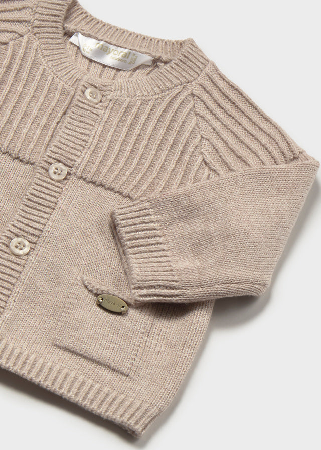 Cardigan neonato Mayoral in maglia color moka con collo tondo e tasche