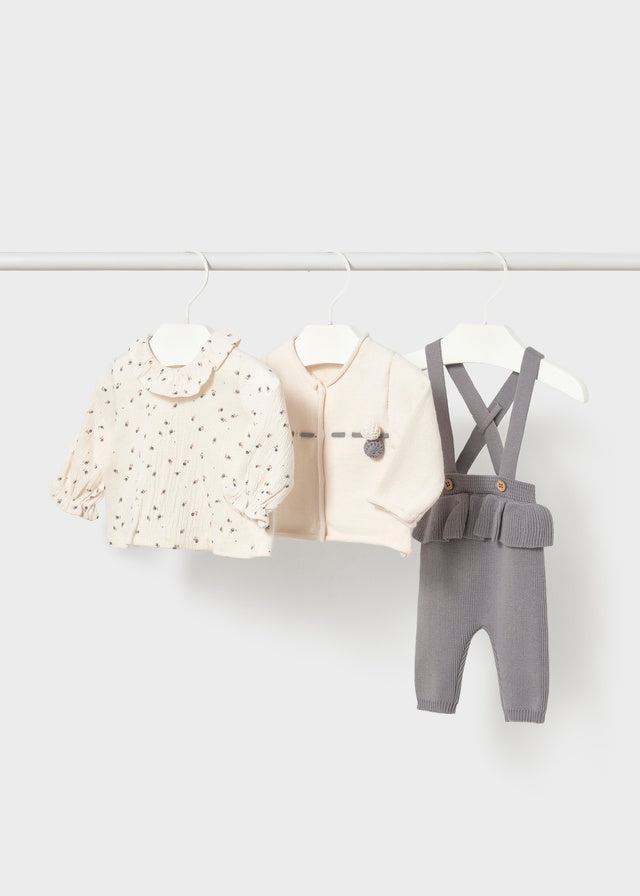 Completo 3 pezzi neonata Mayoral con maglia floreale cardigan écru e pantalone grigio con bretelle