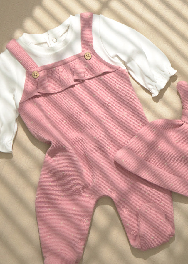 Completo 3 pezzi neonata Mayoral con salopette rosa, maglia bianca e cappellino coordinato