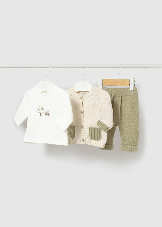 Completo 3 pezzi neonato Mayoral con maglia écru cardigan e pantalone verde salvia