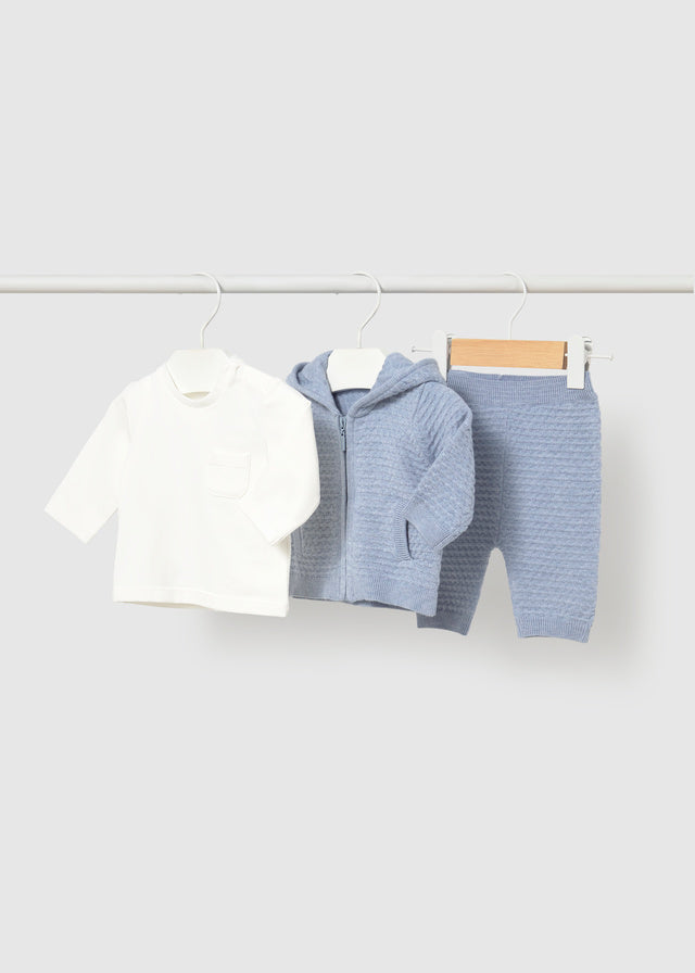 Completo Mayoral neonato con maglia panna, cardigan azzurro con cappuccio e pantalone coordinato