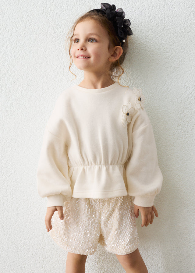 Completo bambina Mayoral 2 pezzi écru con felpa e bermuda con paillettes