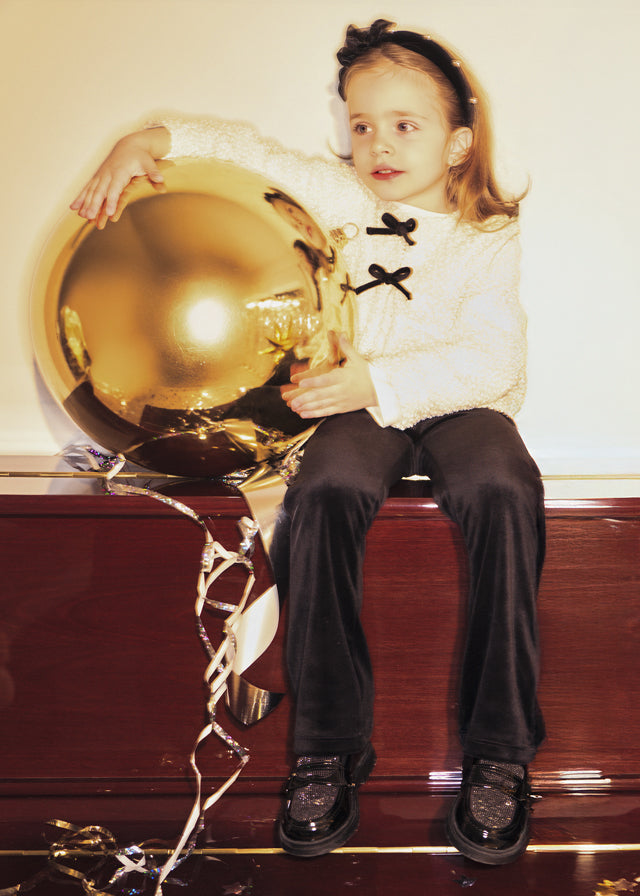 Completo bambina Mayoral 3 pezzi con cardigan bouclé avorio, maglia bianca e leggings neri