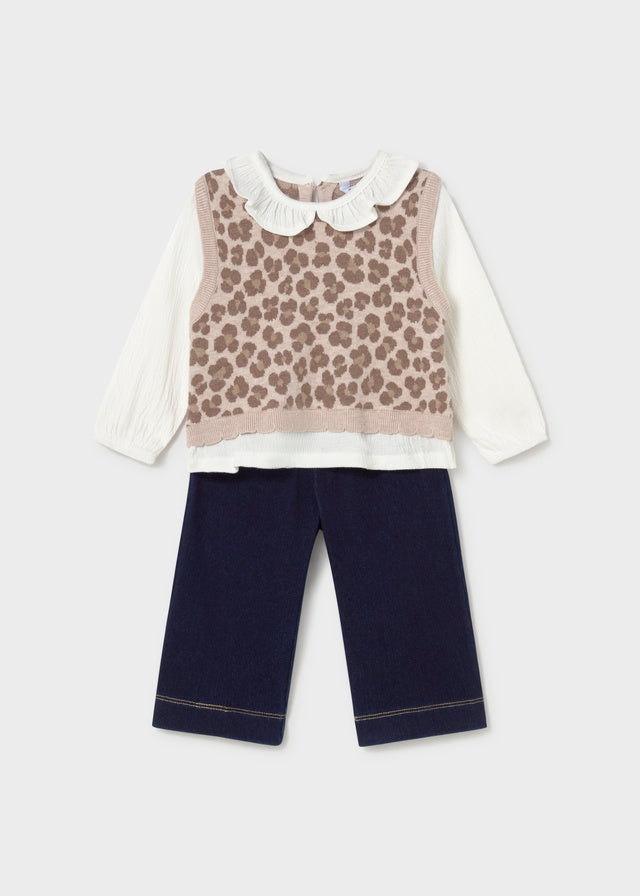 Completo bambina Mayoral con gilet effetto animalier e blusa bianca con colletto a volant