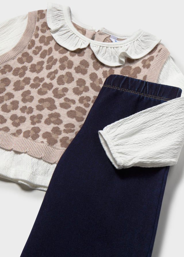 Completo bambina Mayoral con gilet effetto animalier e blusa bianca con colletto a volant