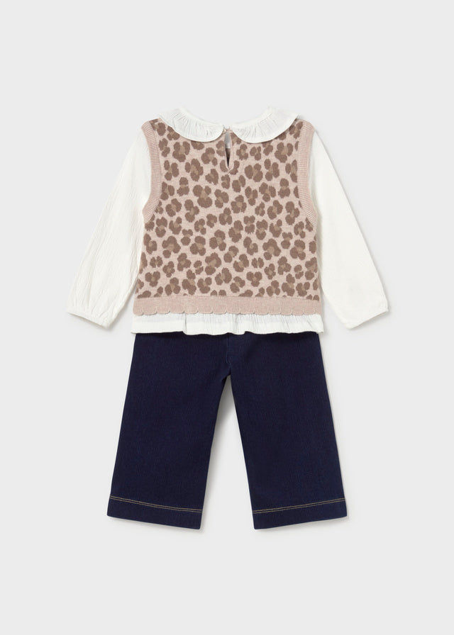 Completo bambina Mayoral con gilet effetto animalier e blusa bianca con colletto a volant
