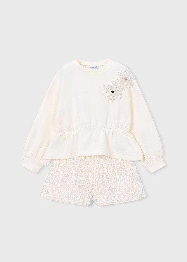 Completo bambina Mayoral écru con felpa decorata con fiori e bermuda con paillettes