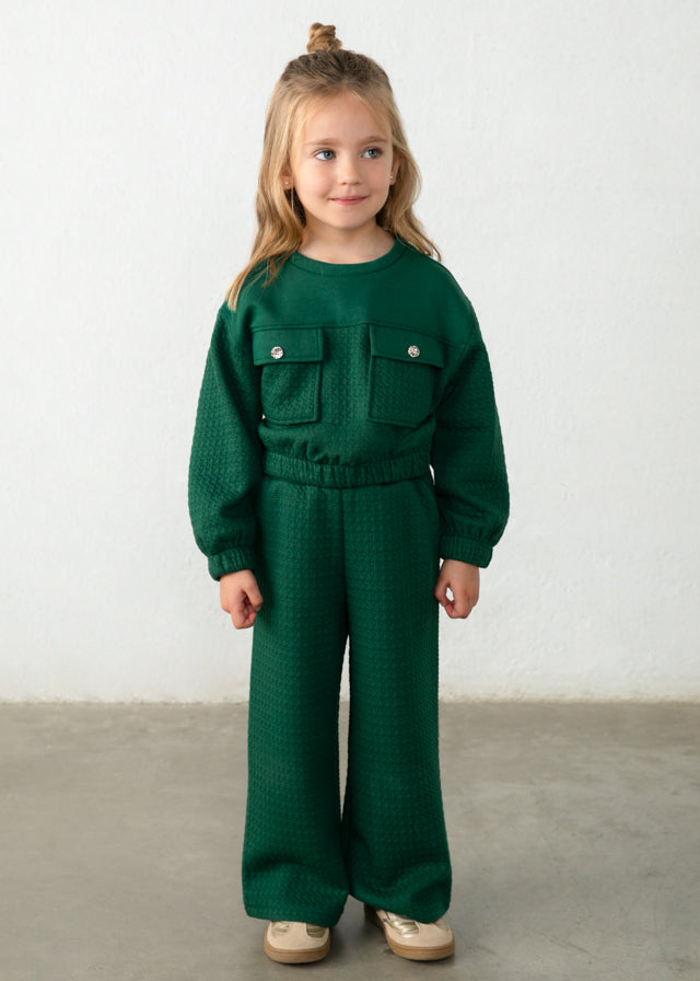 Completo bambina Mayoral verde bottiglia con felpa e pantalone a gamba ampia indossato