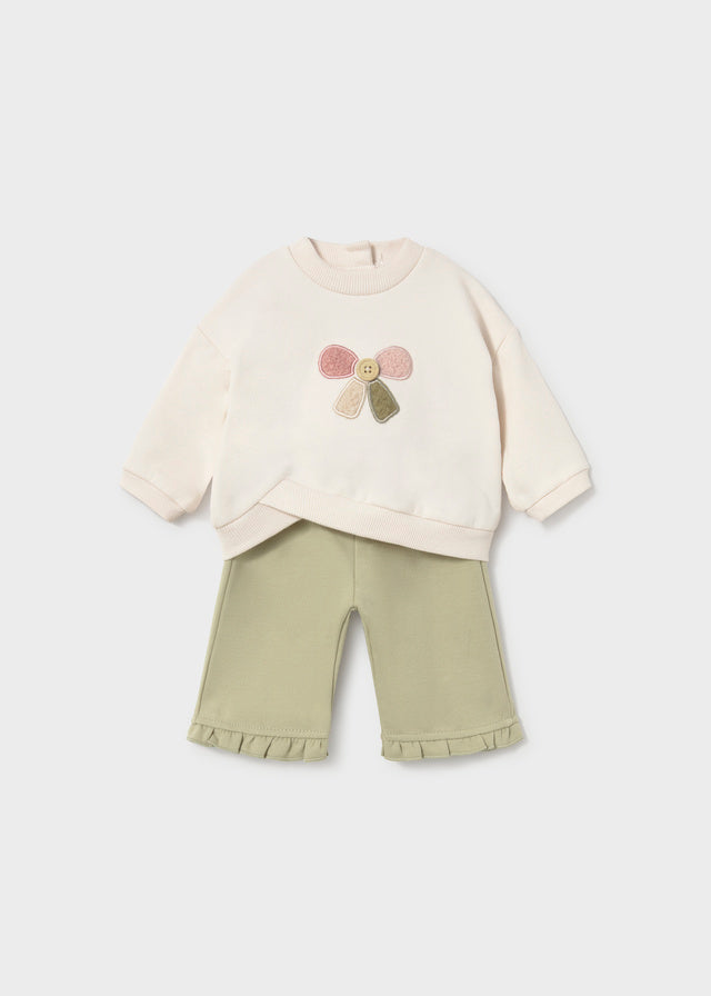 Completo neonata Mayoral con felpa écru con fiocco e pantalone verde salvia con volant