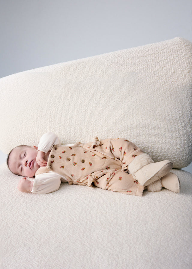 Completo neonata Mayoral con salopette floreale beige e maglia bianca a manica lunga