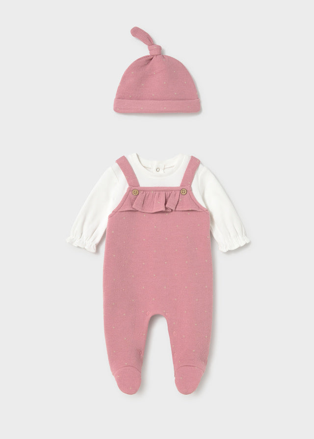Completo neonata Mayoral con salopette rosa in maglia, maglia bianca e cappellino