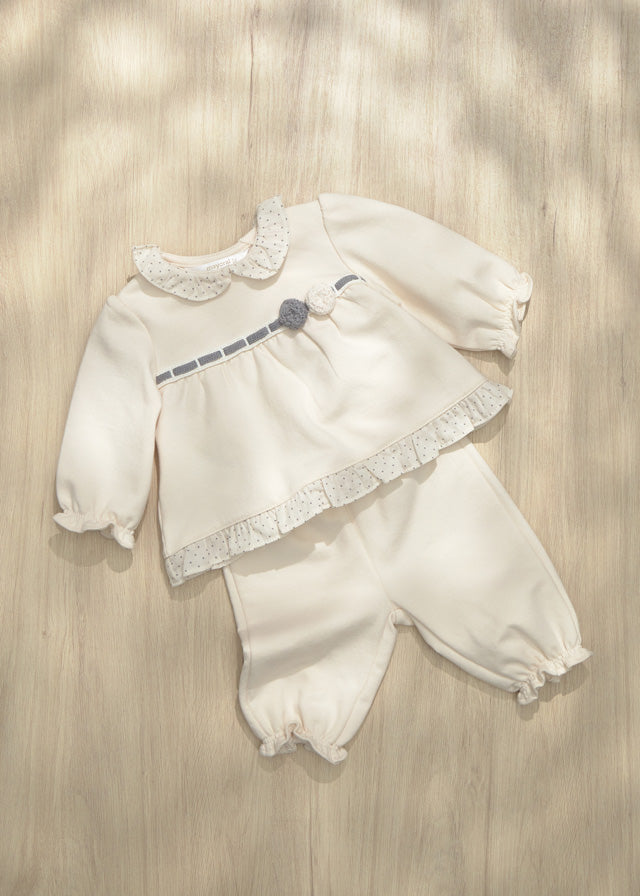 Completo neonata Mayoral écru con felpa con volant e pantalone coordinato