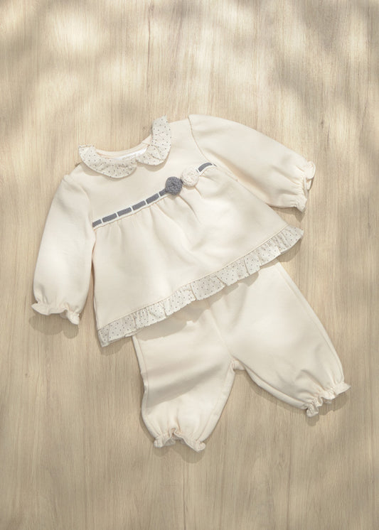 Completo neonata Mayoral écru con felpa con volant e pantalone coordinato