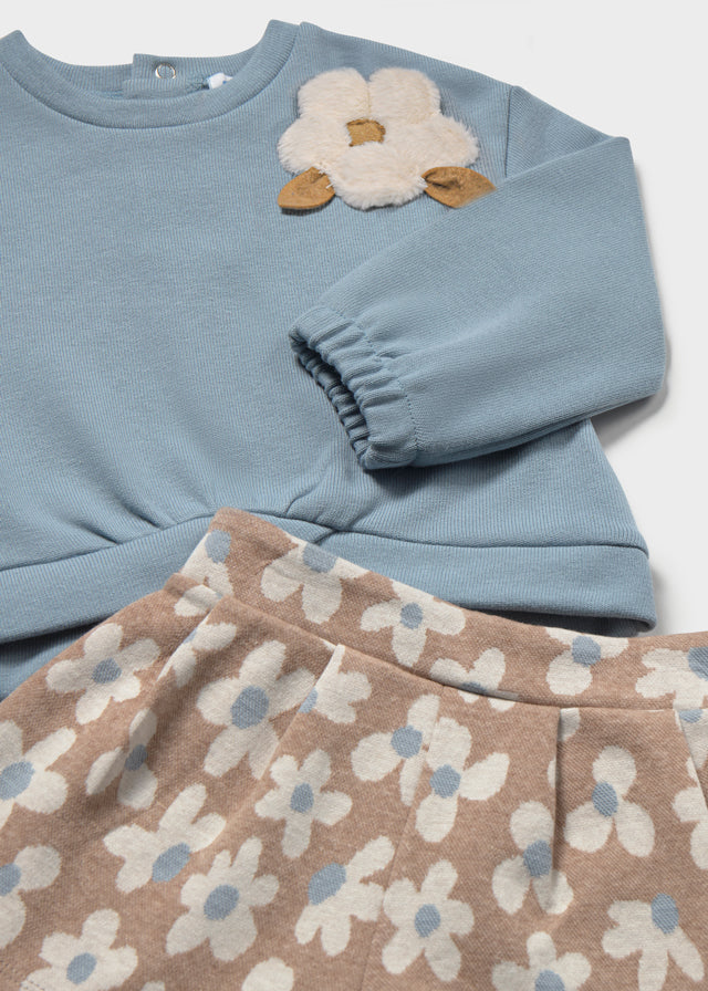 Completo neonata Mayoral con felpa azzurro cielo e bermuda floreale