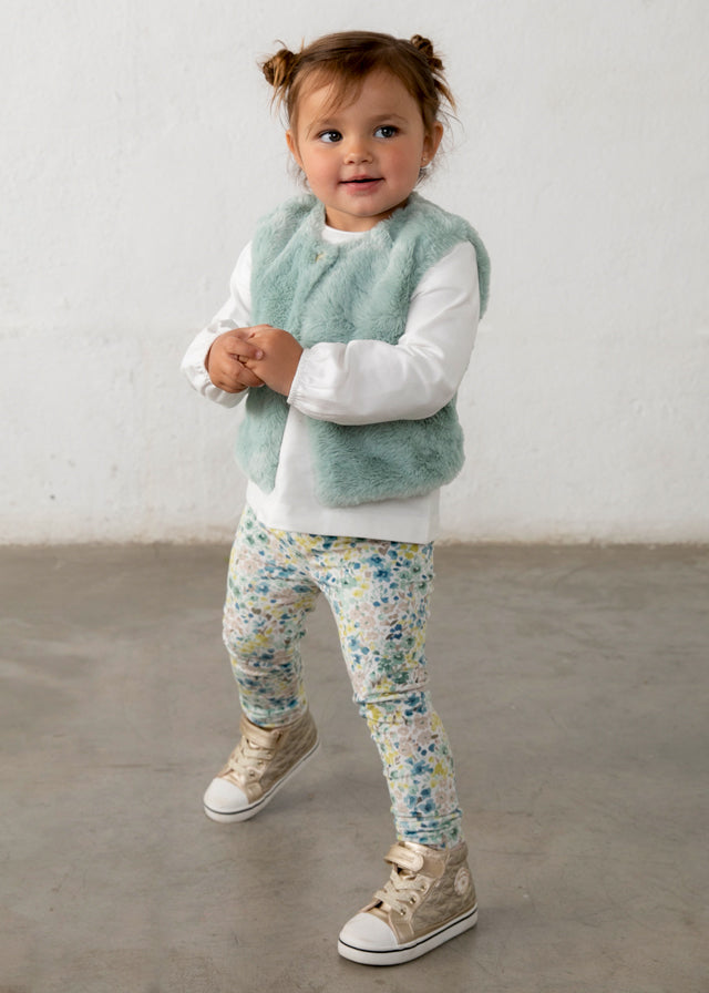 Completo neonata Mayoral indossato con gilet effetto pelliccia verde acqua e leggings floreali