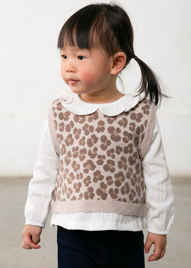 Completo neonata Mayoral con gilet leopardato beige e marrone, blusa bianca e pantalone blu