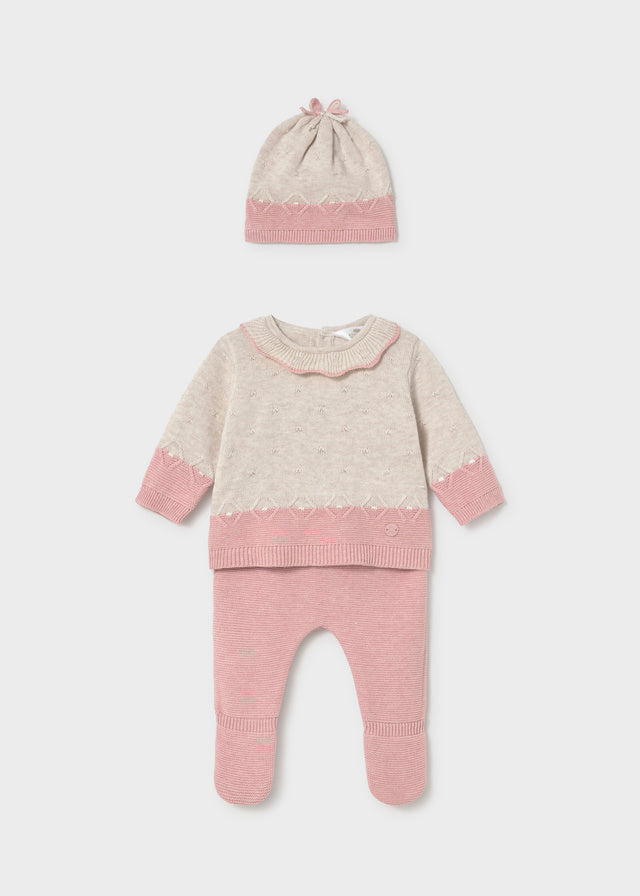 Completo neonata Mayoral rosa e écru con maglioncino, ghettina e cappellino visto posteriormente
