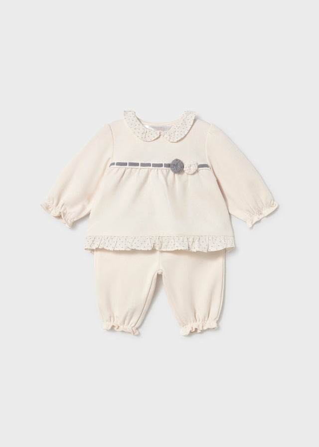 Completo neonata elegante écru con felpa decorata e pantalone Mayoral